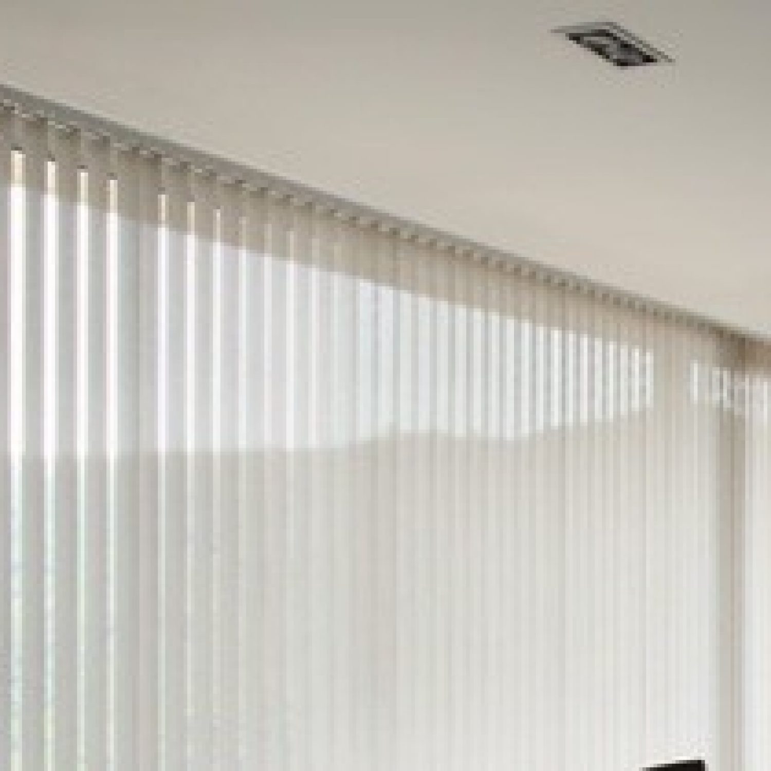 store-a-bandes-verticales-standard-sur-mesure